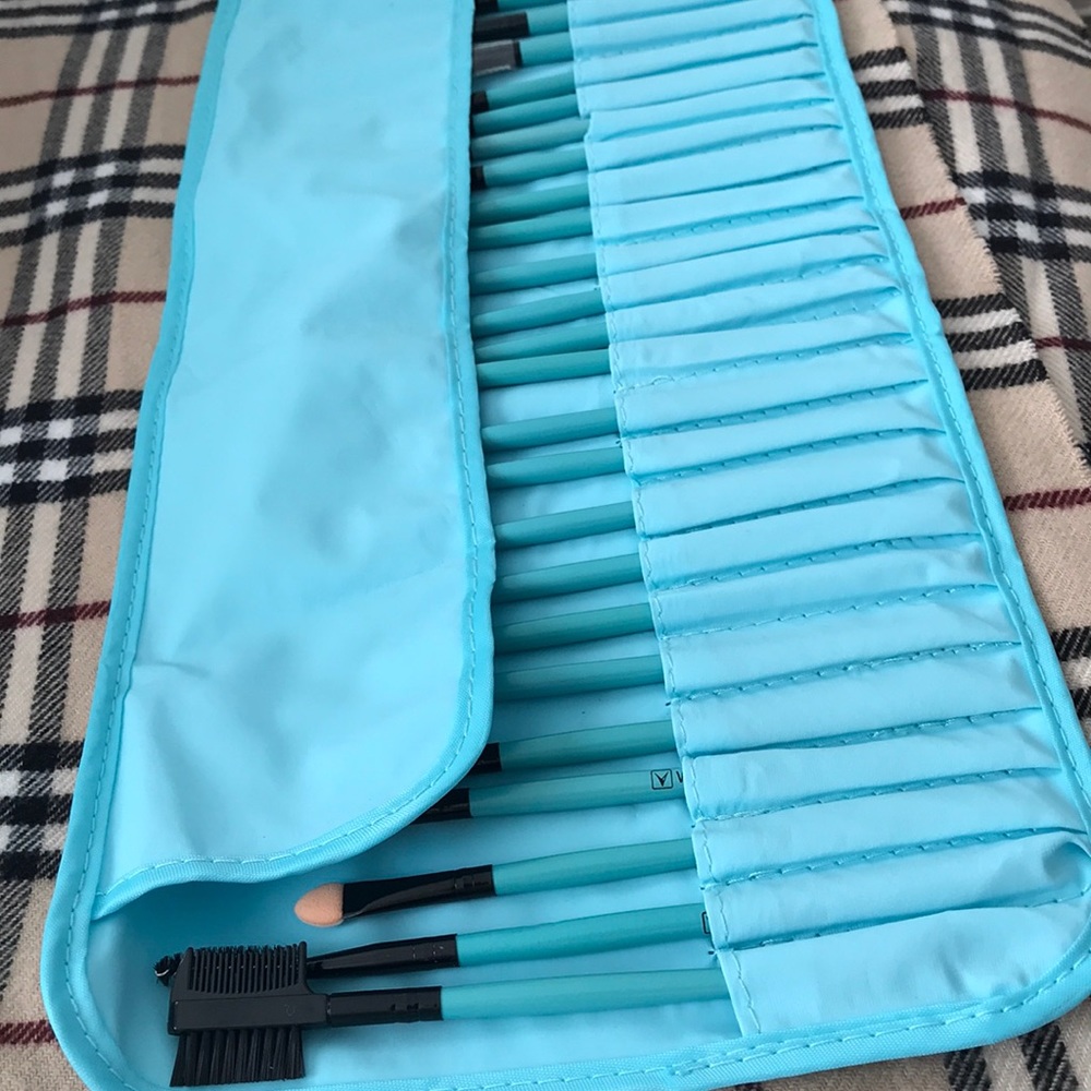 32- piece sky blue makeup brushset